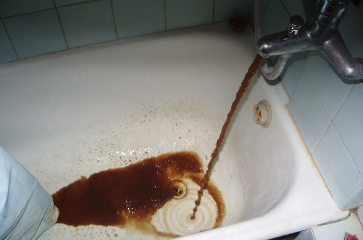 Le magazine du 22/12/2018 - La mauvaise couleur et l’arrière-goût que prend parfois l’eau distribuée ‘’ne rend pas maladie’’ dixit la direction générale de la nigérienne des eaux