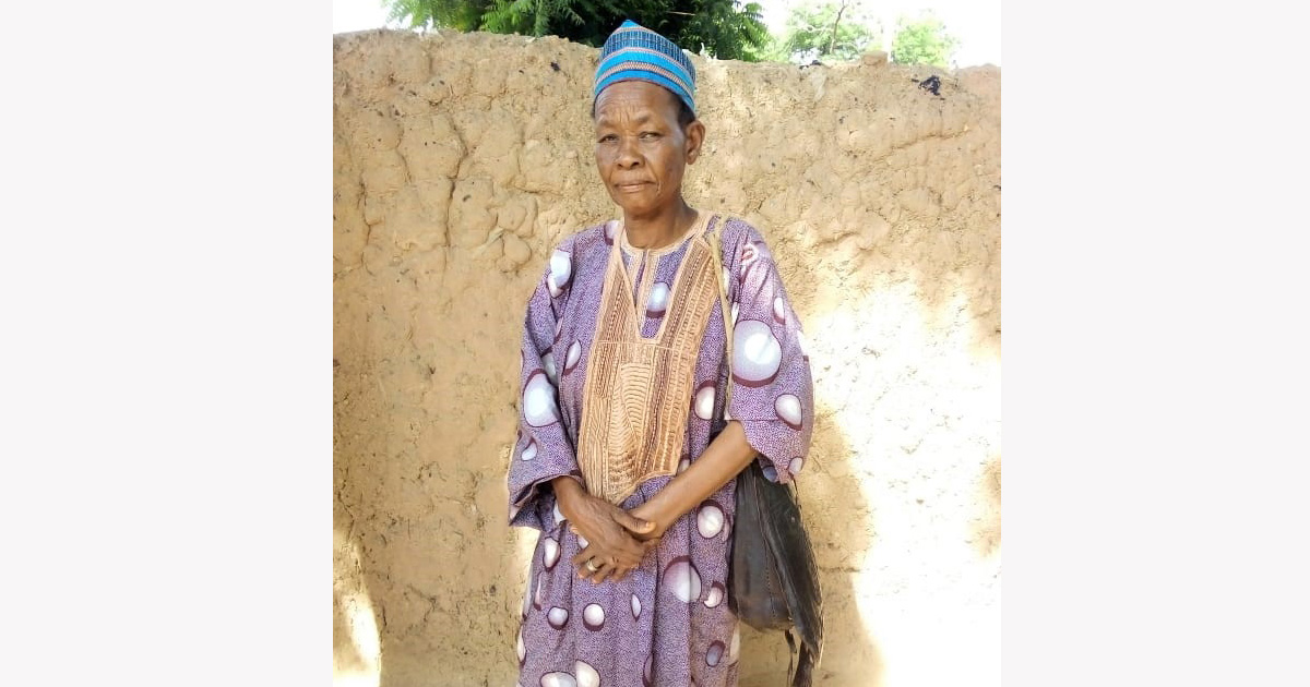 Portrait de Saraki Nakoné, femme ‘’wanzam’’ (coiffeuse traditionnelle)